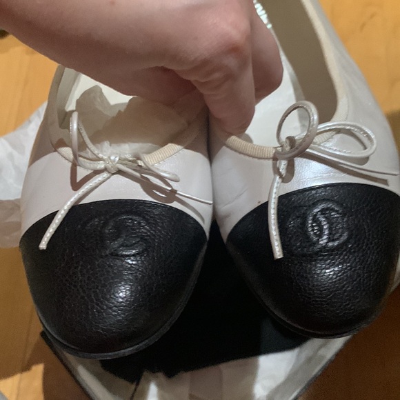 WOMENS CHANEL SIZE 41 BLACK AND WHITE LEATHER BALLET FLATS IN BOX - Picture 13 of 14